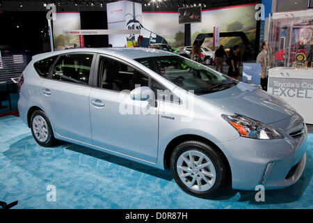 2013 Toyota Prius hybride. 2013 Nouvelles voitures vertes, électriques et hybrides sont en vedette à la Los Angeles Auto Show le 29 novembre 2012. Centre de Convention de Los Angeles, Californie, USA Banque D'Images