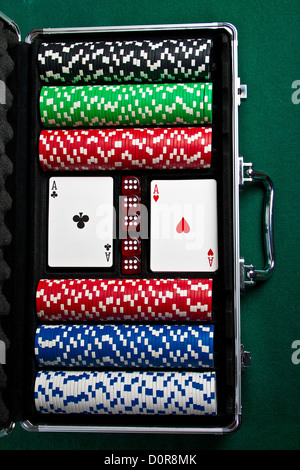 Ensemble de jetons et cartes pour le poker. Banque D'Images