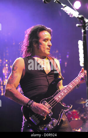 Bournemouth, Royaume-Uni. 29 novembre 2012. Thin Lizzy le bassiste Marco Mendoza. Banque D'Images