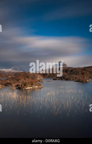 Loch Druim Suardalain avec Mts Canisp & Suilven saupoudrés de neige, Sutherland, Scotland Banque D'Images