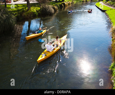 Les gens paddling kayaks, canoës, sur la rivière Avon. Hagley Park, Christchurch, Canterbury. L'île du Sud. La Nouvelle-Zélande. Banque D'Images