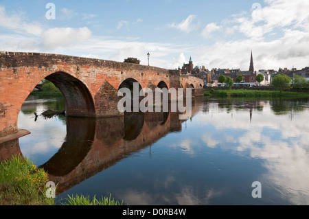 L'Écosse, Dumfries, Devorgilla pont construit 15C, de la rivière Nith Banque D'Images