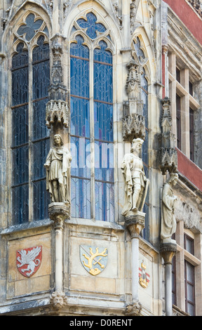 Statue à l'extérieur de l'Hôtel de la vieille ville de Prague (République tchèque). A été construit en 1338-1364. Banque D'Images