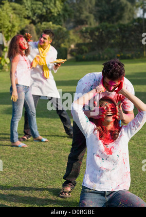 Les amis de célébrer Holi Banque D'Images