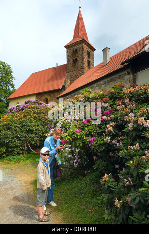 La famille près de Rhododendron par bush Prague Château de Prague, en République tchèque. A été créé au 12ème siècle. Banque D'Images