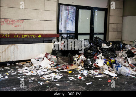 Thessalonique, Grèce. Le 29 novembre 2012. Nettoyage bénévole de l'Aristote UniversityThe Rectorat de l'Administration, les doyens des facultés et les présidents des Départements d'Aristote, de nettoyage volontaire organisé l'Université Aristote. Cette initiative a été invité à aider volontairement tous les membres de la communauté universitaire, contribuant à restaurer la propreté et l'hygiène dans les locaux de l'université. Les agents contractuels de l'Université Aristote de Thessalonique sont en grève pendant 70 jours pour protester contre la réduction des salaires et les licenciements. Banque D'Images