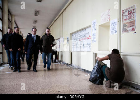 Thessalonique, Grèce. Le 29 novembre 2012. Le Rectorat de l'Administration, les doyens des facultés et les présidents des Départements d'Aristote, de nettoyage volontaire organisé l'Université Aristote. Cette initiative a été invité à aider volontairement tous les membres de la communauté universitaire, contribuant à restaurer la propreté et l'hygiène dans les locaux de l'université. Les agents contractuels de l'Université Aristote de Thessalonique sont en grève pendant 70 jours pour protester contre la réduction des salaires et les licenciements. Banque D'Images