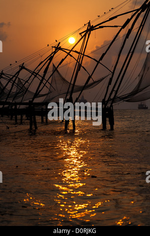 Coucher du soleil sur les filets de pêche chinois à Cochin Banque D'Images