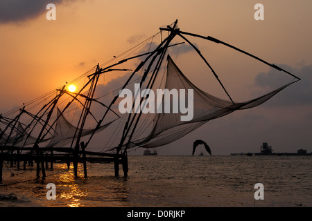 Coucher du soleil sur les filets de pêche chinois à Cochin Banque D'Images