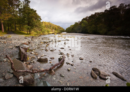 La Derwent qui coule à travers Borrowdale en Cumbria. Banque D'Images