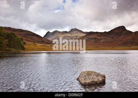 Le Langdale Pikes et Blea Tarn dans le parc national de Lake District. Banque D'Images