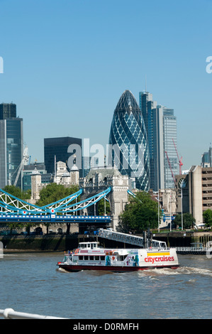 Le Gherkin et le Tower Bridge, en direction du nord-ouest de Londres. Banque D'Images