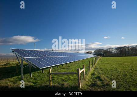 Des panneaux solaires sur une ferme, Devon, UK Banque D'Images