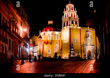 La Cathédrale de Guanajuato sur une nuit pluvieuse Banque D'Images