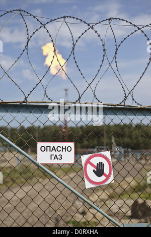 Torche de gaz derrière fence Banque D'Images