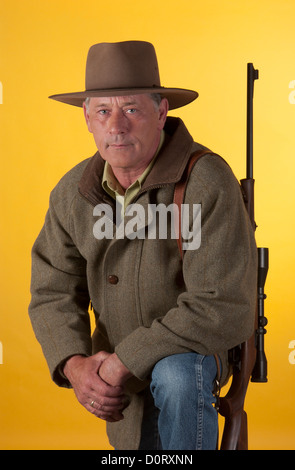 Portrait d'un garde-chasse avec un fusil sur son épaule. Banque D'Images