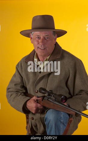 Portrait d'un garde-chasse tenant un fusil. Banque D'Images