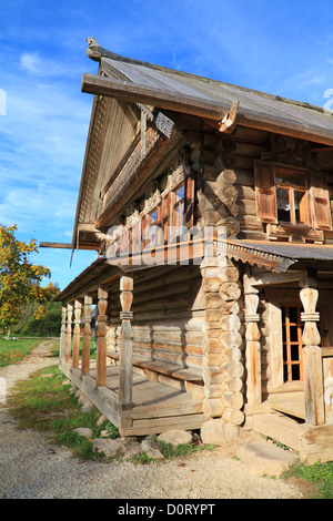 Vieille maison en bois dans village Banque D'Images