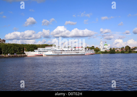 Bateau de Moteur sur la jetée Banque D'Images