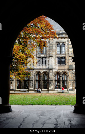 Vue à travers une arche de l'East Quadrangle en automne au campus de l'Université de Glasgow sur Gilmorehill à Glasgow, en Écosse, au Royaume-Uni Banque D'Images