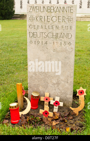 Tombe d'une brasure allemand au cimetière de Tyne Cot en Belgique pour l'enterrement des morts de la Première Guerre mondiale dans le saillant d'Ypres Banque D'Images