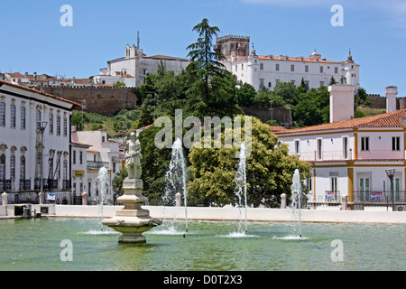 La faux lac, fontaines et statue dans le centre de Estremoz Banque D'Images