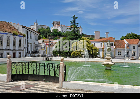 La faux lac, fontaines et statue dans le centre de Estremoz Banque D'Images