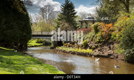 Rivière Wye dans le Pavilion Gardens, Buxton, Derbyshire, Royaume-Uni. Banque D'Images