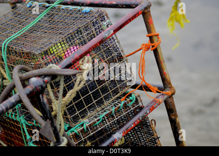 Fixés à l'arrière d'un chalutier de pêche a plusieurs cages de homard ou de crabe en métal Banque D'Images