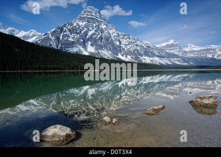 Mt. Khéphren reflète dans le lac de la sauvagine inférieur, Banff National Park, Alberta, Canada Banque D'Images