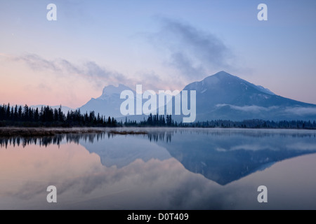 Le mont Rundle et du mont Sulphur reflète dans troisième lac Vermilion, Banff National Park, Alberta, Canada Banque D'Images