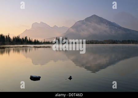 La montagne de soufre reflétées dans troisième lac Vermilion, Banff National Park, Alberta, Canada Banque D'Images