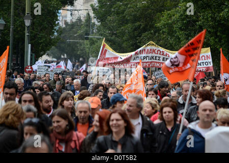 Athènes, Grèce, le 30 novembre 2012. Les travailleurs du secteur public de mars le ministère de la réforme administrative pour protester contre la décision du gouvernement de coalition à pied beaucoup d'entre eux. Secteur public grec mises à pied ont été imposées par les prêteurs de la Grèce et a été voté par le gouvernement. Credit : Nikolas Georgiou / Alamy Live News Banque D'Images