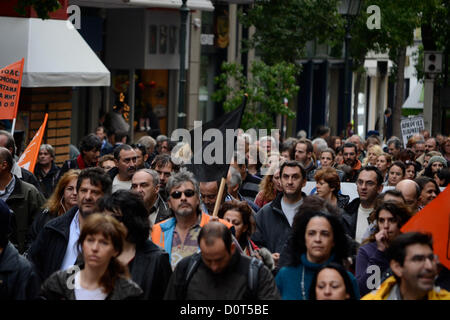 Athènes, Grèce, le 30 novembre 2012. Les travailleurs du secteur public de mars le ministère de la réforme administrative pour protester contre la décision du gouvernement de coalition à pied beaucoup d'entre eux. Secteur public grec mises à pied ont été imposées par les prêteurs de la Grèce et a été voté par le gouvernement. Credit : Nikolas Georgiou / Alamy Live News Banque D'Images