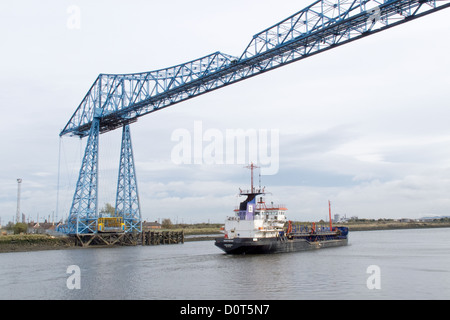 Transporteur de Middlesbrough et de navire sur le fleuve Tees Banque D'Images