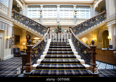 Le Grand escalier dans le Highland Railway's Hôtel 'Station' dans Inverness, Highlands, Ecosse, Grande Bretagne UK. L'escalier est le même design que celui installé sur la White Star Line Liner RMS Titanic qui a coulé après avoir heurté un iceberg en 1912. Banque D'Images