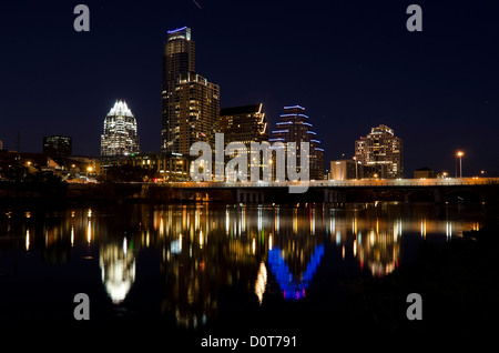 Austin, Texas Skyline la nuit se reflète dans le lac Lady Bird Banque D'Images