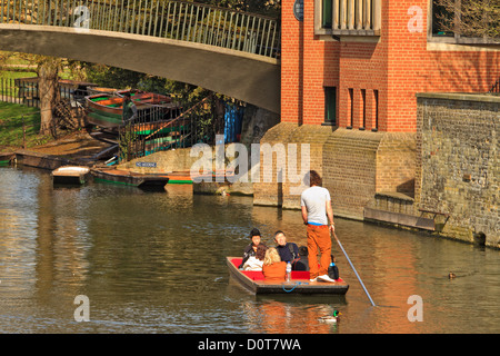 Cambridge en barque sur la rivière Cam Banque D'Images