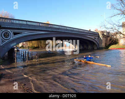 Les canoteurs pagayant sous pont de l'Avenue Victoria, Cambridge, Royaume-Uni Banque D'Images