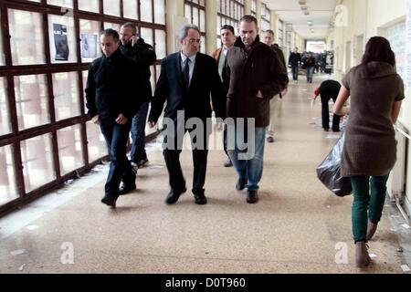 Le recteur Yiannis Mylopoulos marcher dans le hall tandis qu'un groupe volontaire de professeurs et d'étudiants d'éliminer les déchets accumulés à l'Université Aristote de Thessalonique, Grèce le 29.11.2012. Les ordures s'était formé à l'Université Aristote, après les agents municipaux sont en grève depuis plus de 70 jours, pour protester contre des réductions de salaires et des licenciements. Banque D'Images