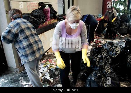 Un groupe bénévole de professeurs et d'étudiants d'éliminer les déchets accumulés à l'Université Aristote de Thessalonique, Grèce le 29.11.2012. Les ordures s'était formé à l'Université Aristote, après les agents municipaux sont en grève depuis plus de 70 jours, pour protester contre des réductions de salaires et des licenciements. Banque D'Images