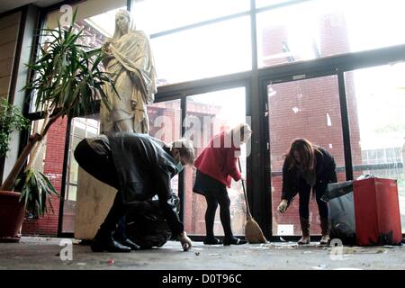 Un groupe bénévole de professeurs et d'étudiants d'éliminer les déchets accumulés à l'Université Aristote de Thessalonique, Grèce le 29.11.2012. Les ordures s'était formé à l'Université Aristote, après les agents municipaux sont en grève depuis plus de 70 jours, pour protester contre des réductions de salaires et des licenciements. Banque D'Images