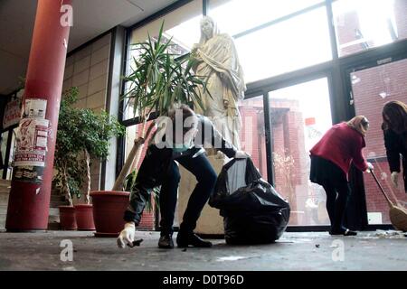 Un groupe bénévole de professeurs et d'étudiants d'éliminer les déchets accumulés à l'Université Aristote de Thessalonique, Grèce le 29.11.2012. Les ordures s'était formé à l'Université Aristote, après les agents municipaux sont en grève depuis plus de 70 jours, pour protester contre des réductions de salaires et des licenciements. Banque D'Images