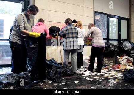 Un groupe bénévole de professeurs et d'étudiants d'éliminer les déchets accumulés à l'Université Aristote de Thessalonique, Grèce le 29.11.2012. Les ordures s'était formé à l'Université Aristote, après les agents municipaux sont en grève depuis plus de 70 jours, pour protester contre des réductions de salaires et des licenciements. Banque D'Images