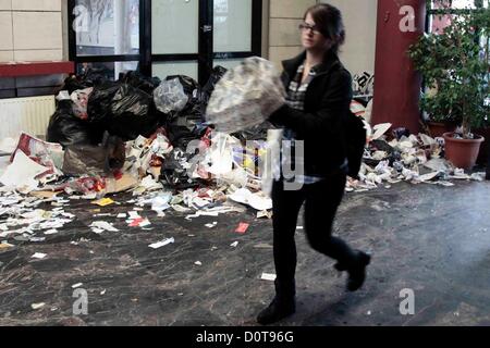 Un groupe bénévole de professeurs et d'étudiants d'éliminer les déchets accumulés à l'Université Aristote de Thessalonique, Grèce le 29.11.2012. Les ordures s'était formé à l'Université Aristote, après les agents municipaux sont en grève depuis plus de 70 jours, pour protester contre des réductions de salaires et des licenciements. Banque D'Images