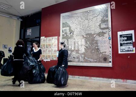 Un groupe bénévole de professeurs et d'étudiants d'éliminer les déchets accumulés à l'Université Aristote de Thessalonique, Grèce le 29.11.2012. Les ordures s'était formé à l'Université Aristote, après les agents municipaux sont en grève depuis plus de 70 jours, pour protester contre des réductions de salaires et des licenciements. Banque D'Images