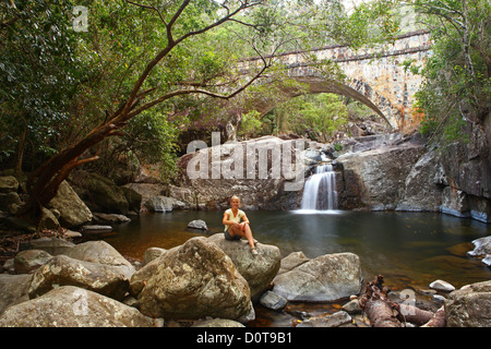 Little Crystal Creek, Paluma Range, parc national, Queensland, Australie, pont de pierre, cascade Banque D'Images