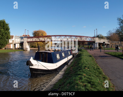 Bateaux du canal au milieu de passerelle commune, également connu sous le nom de "Fort St George' passerelle, Cambridge, Royaume-Uni Banque D'Images