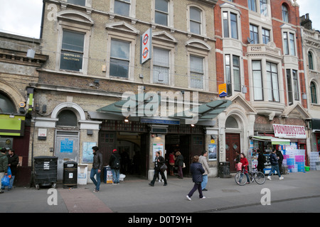 Entrée de Whitechapel Station sur le métro de Londres, dans la City de Londres, Royaume-Uni. Banque D'Images