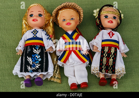 Poupées habillées en costumes folkloriques traditionnels roumains. Banque D'Images